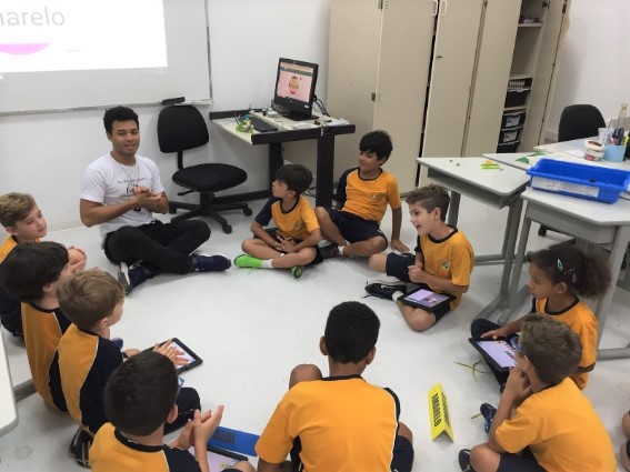 Alunos reunidos na aula de robótica