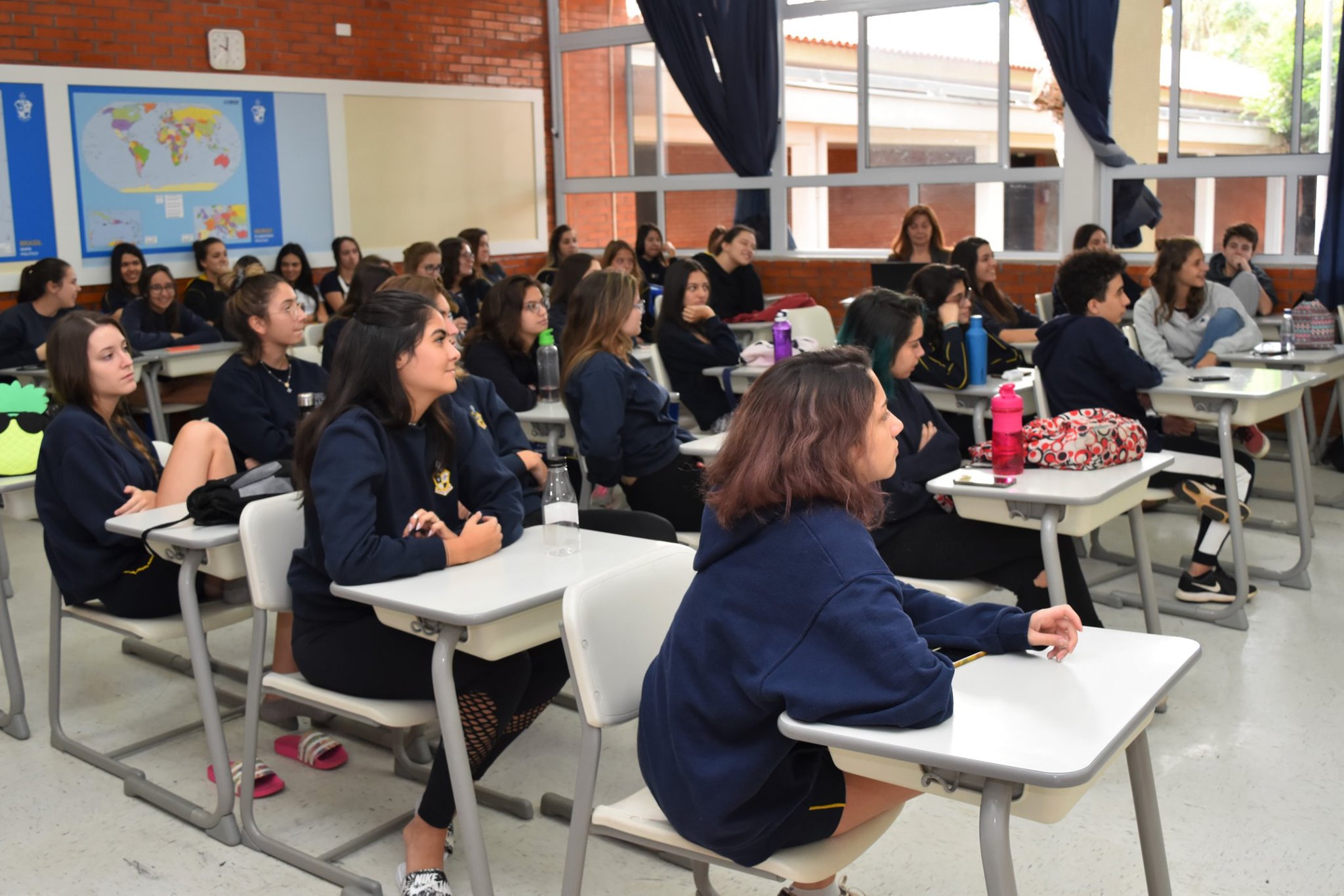 alunos na exposição de profissões