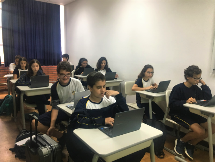 alunos usando chromebooks