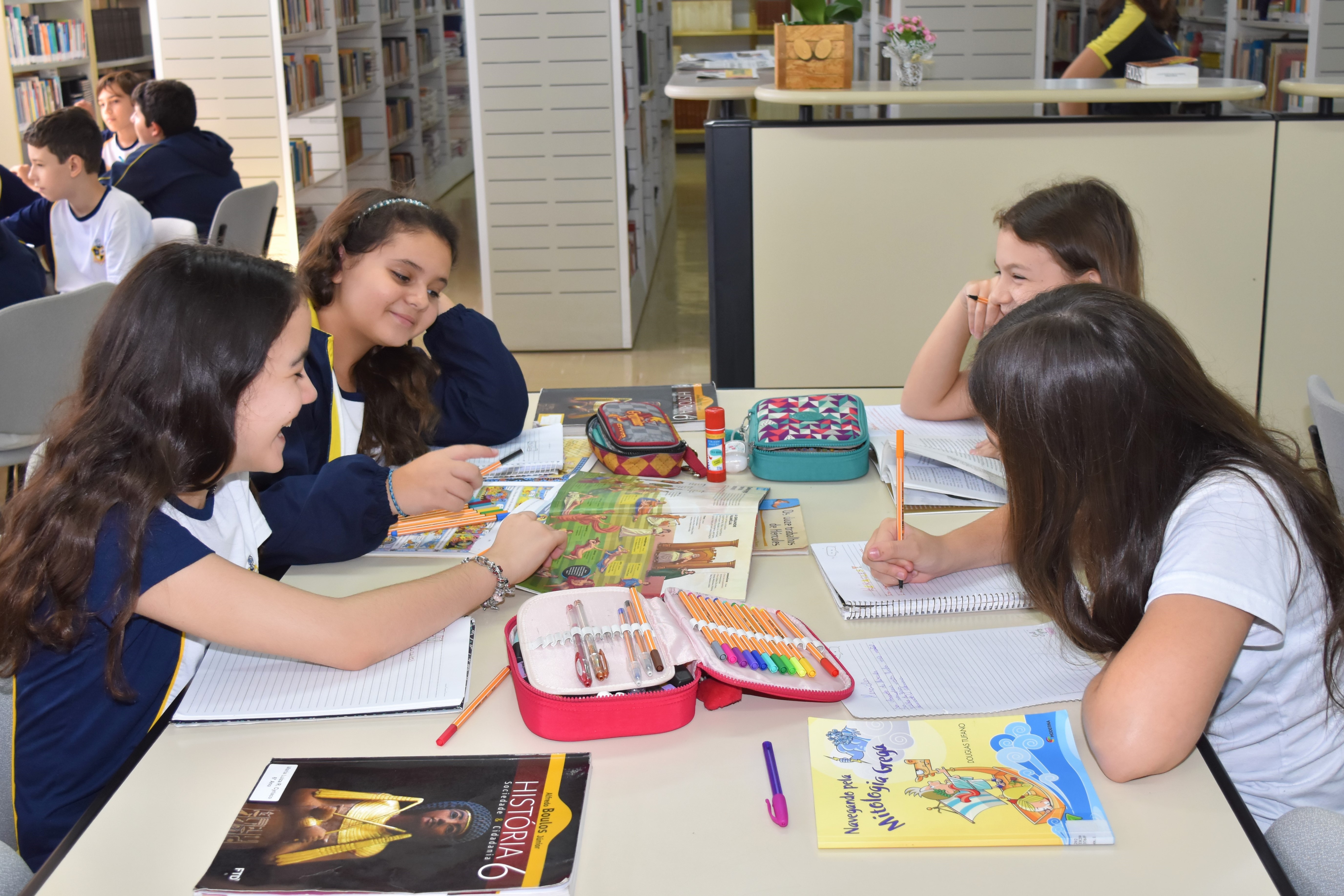 grupo de alunas no trabalho sobre grécia antiga